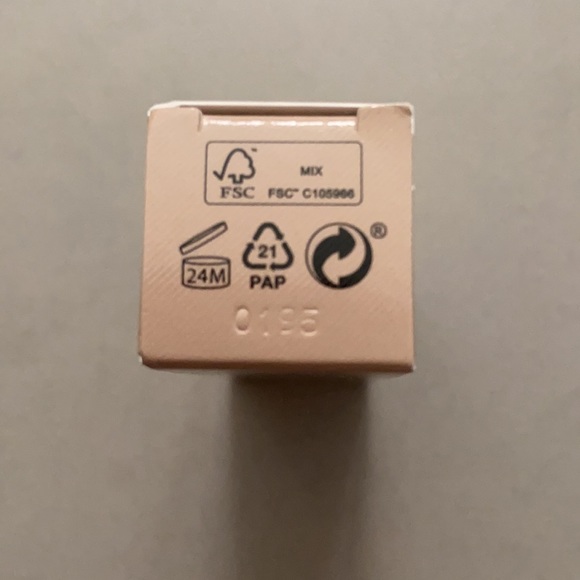 Burberry Kisses Lipstick - The Red 106 - Picture 8 of 9